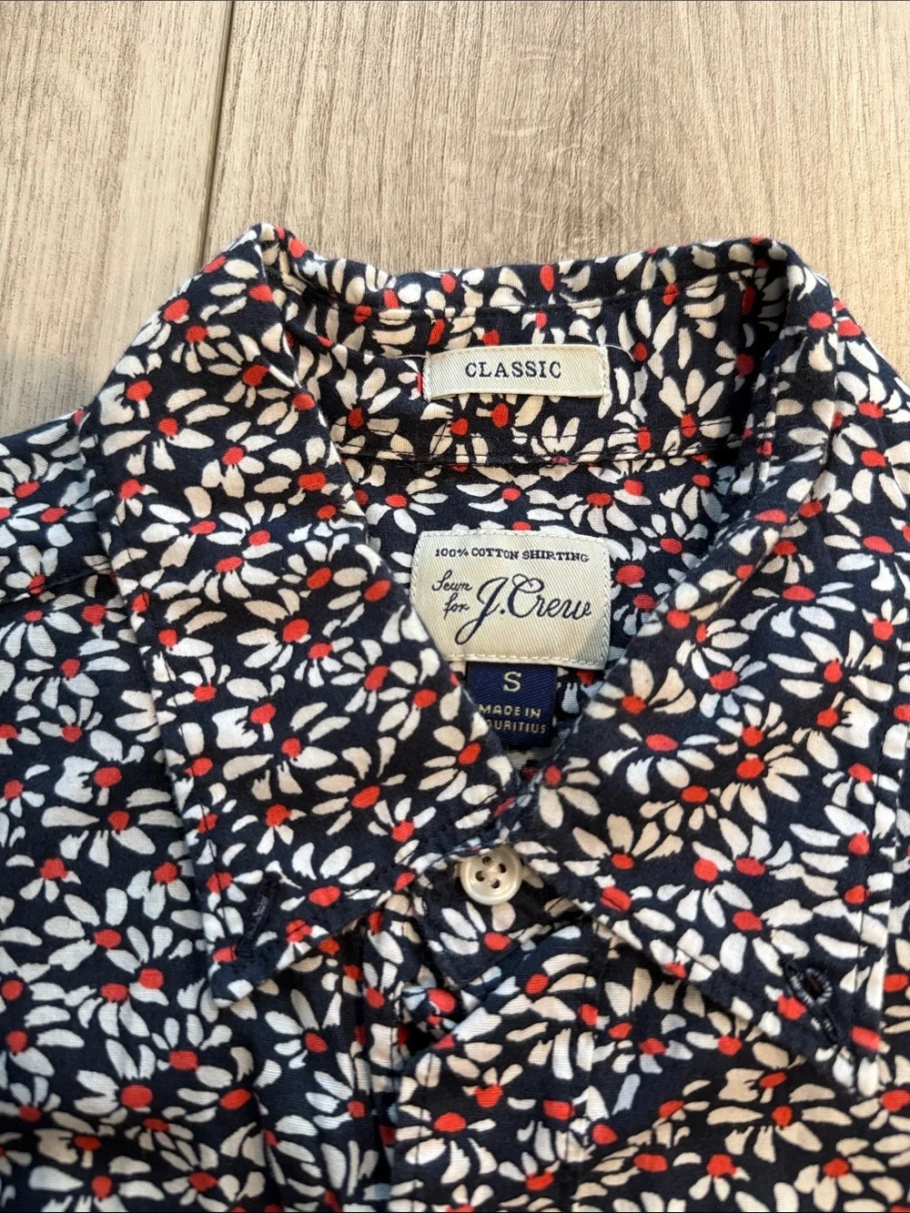 J. Crew Men’s Navy Short Sleeve Button-Down Shirt Red & White Floral Print Small
